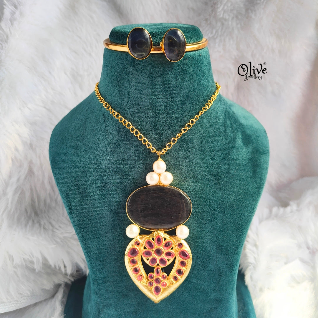 Monalisa Pendent