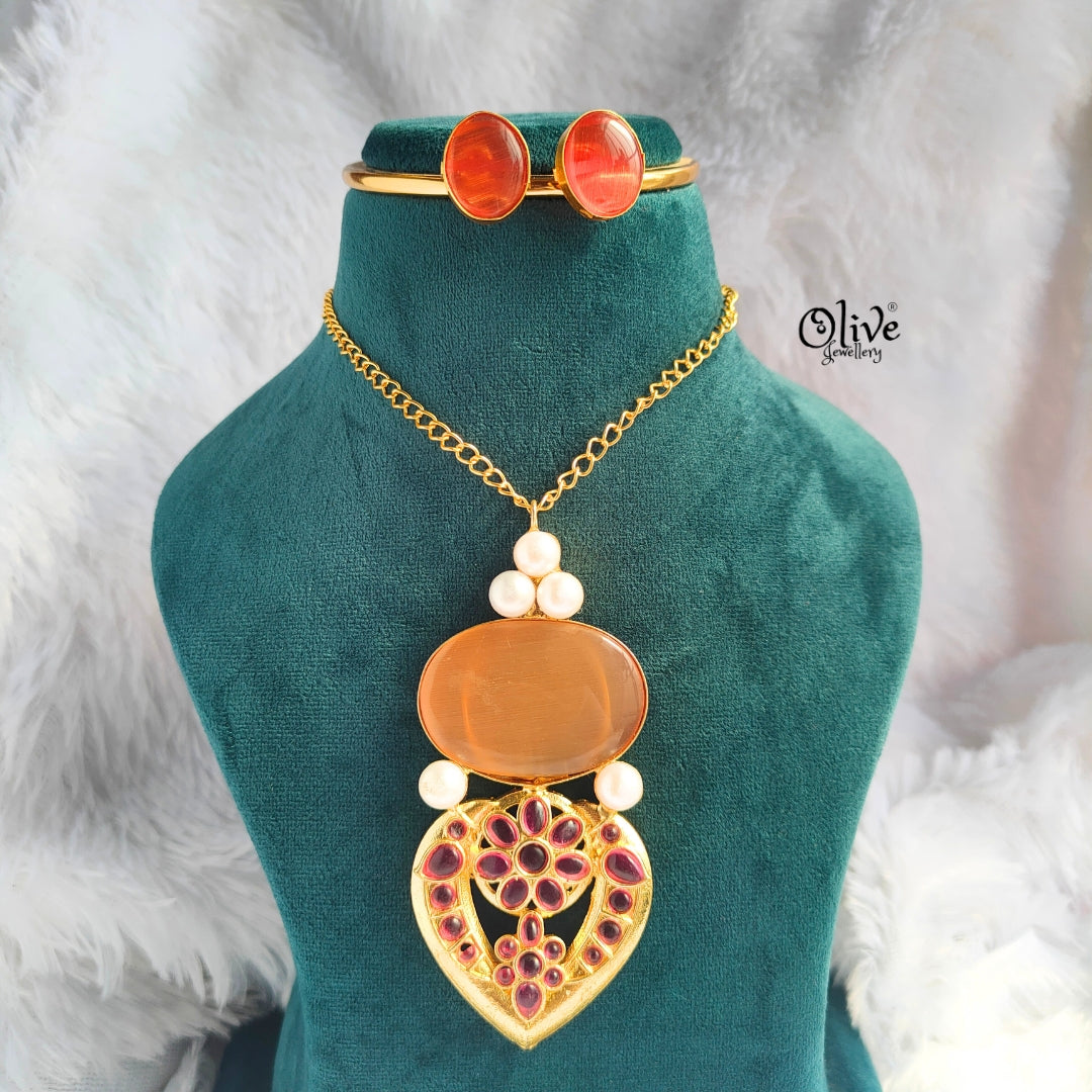 Monalisa Pendent