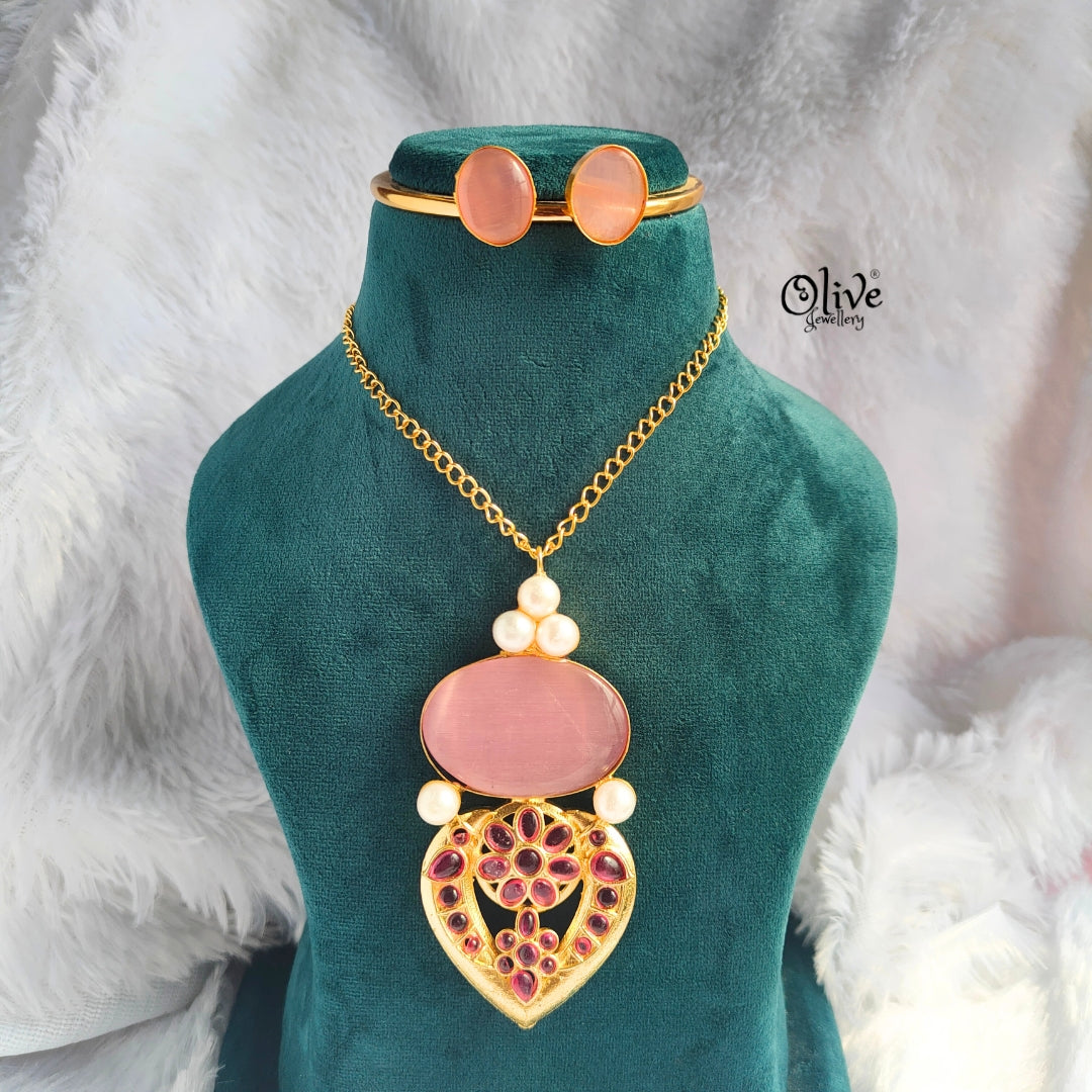 Monalisa Pendent