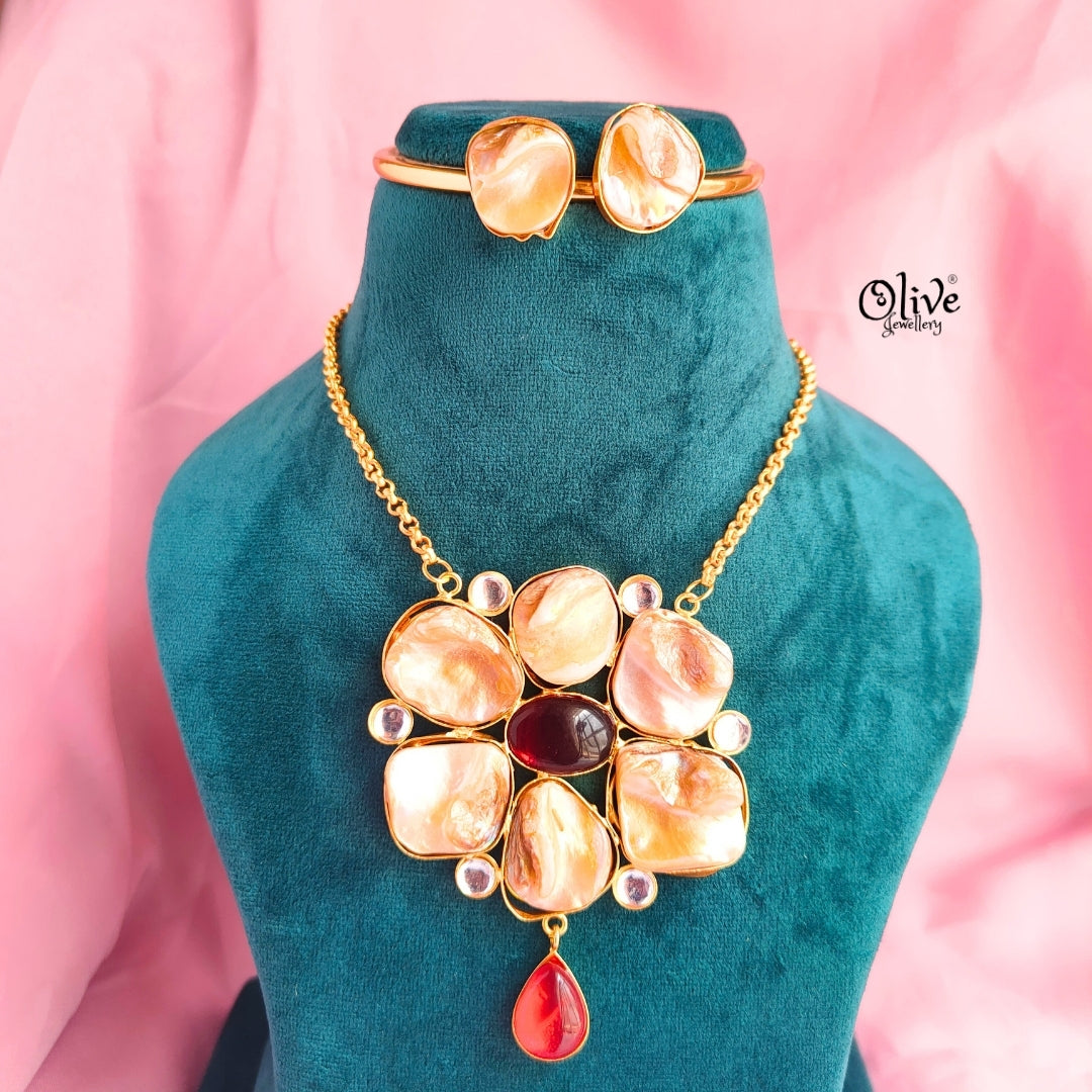 MOP Pendent