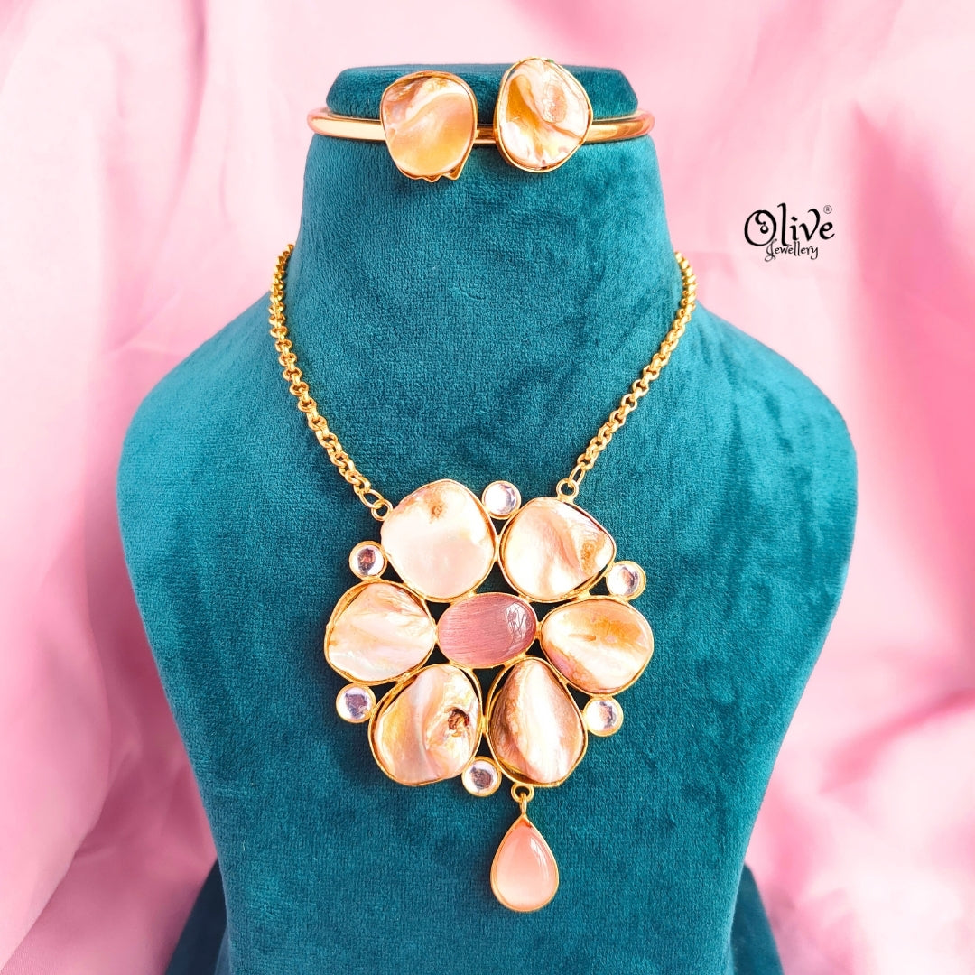 MOP Pendent
