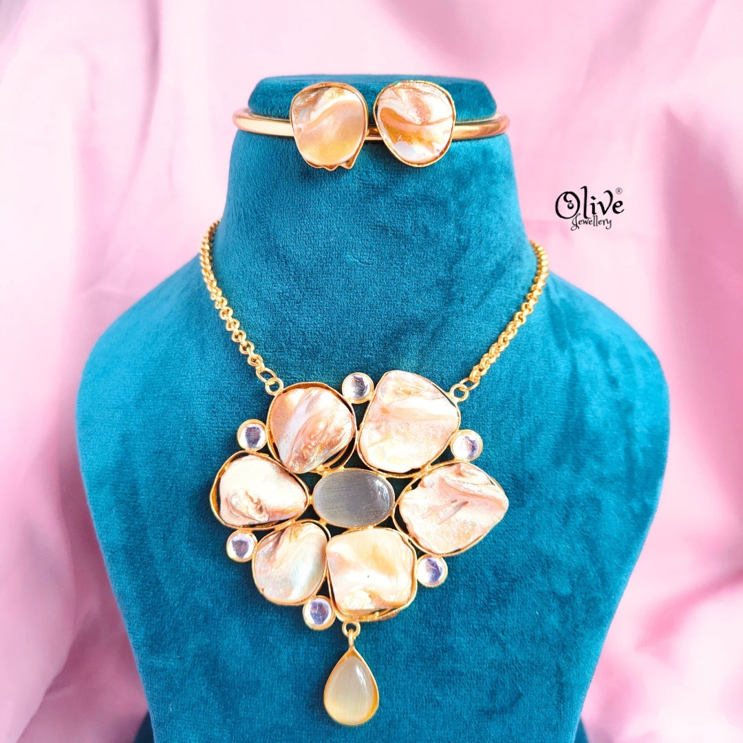 MOP Pendent