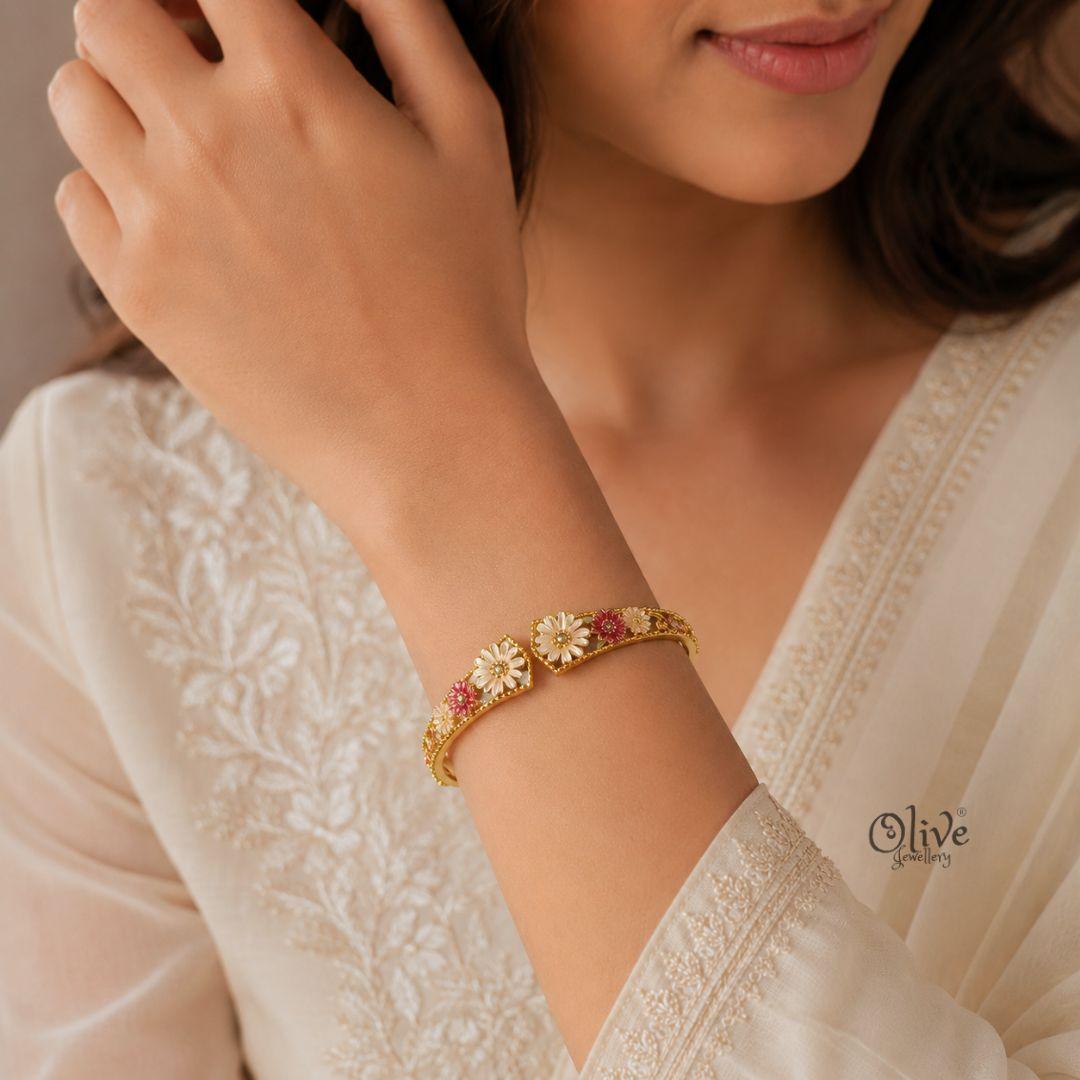 Rosé Daisy Crest Kada (Openable)