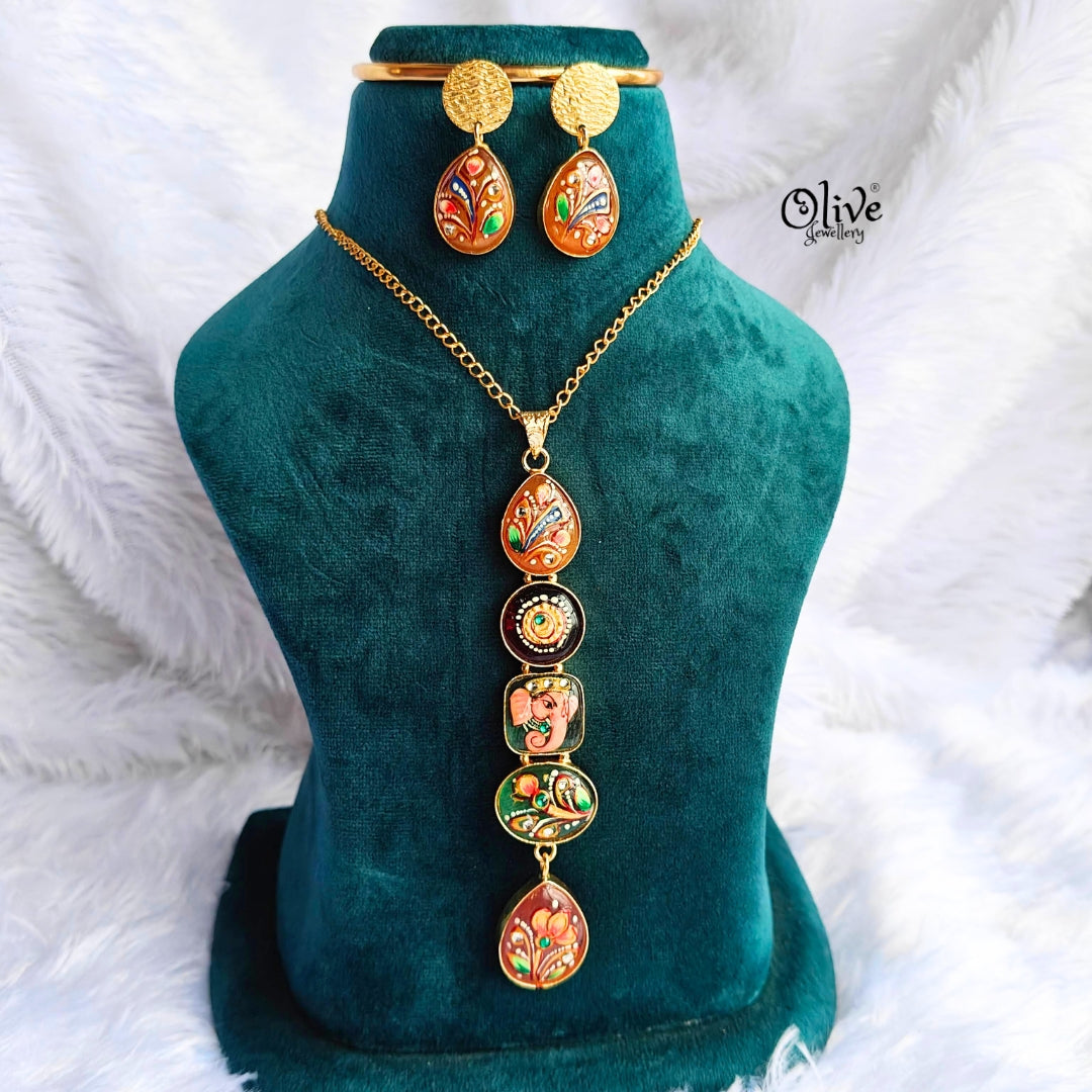 Monalisa Stone with Tanjore Pendent