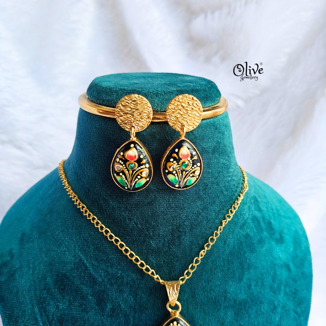 Monalisa Stone with Tanjore Pendent