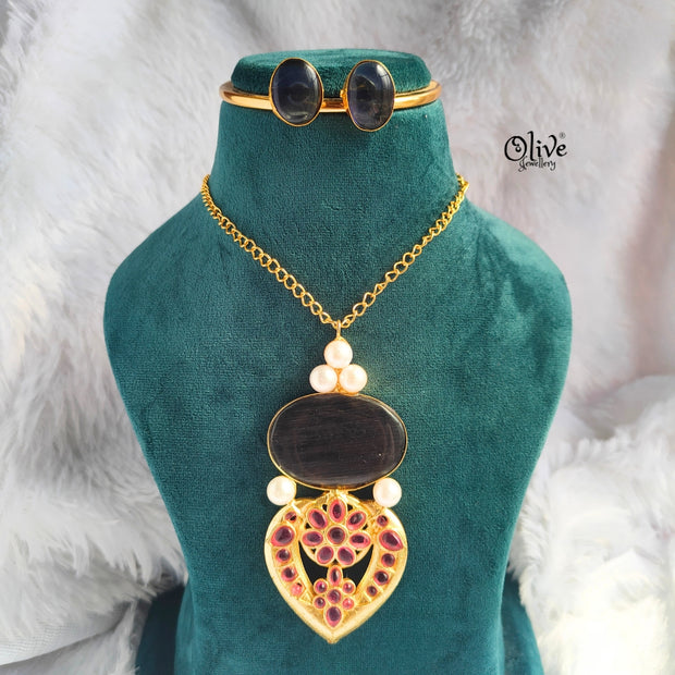 Monalisa Pendent