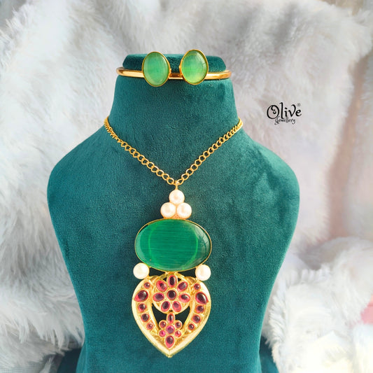 Monalisa Pendent