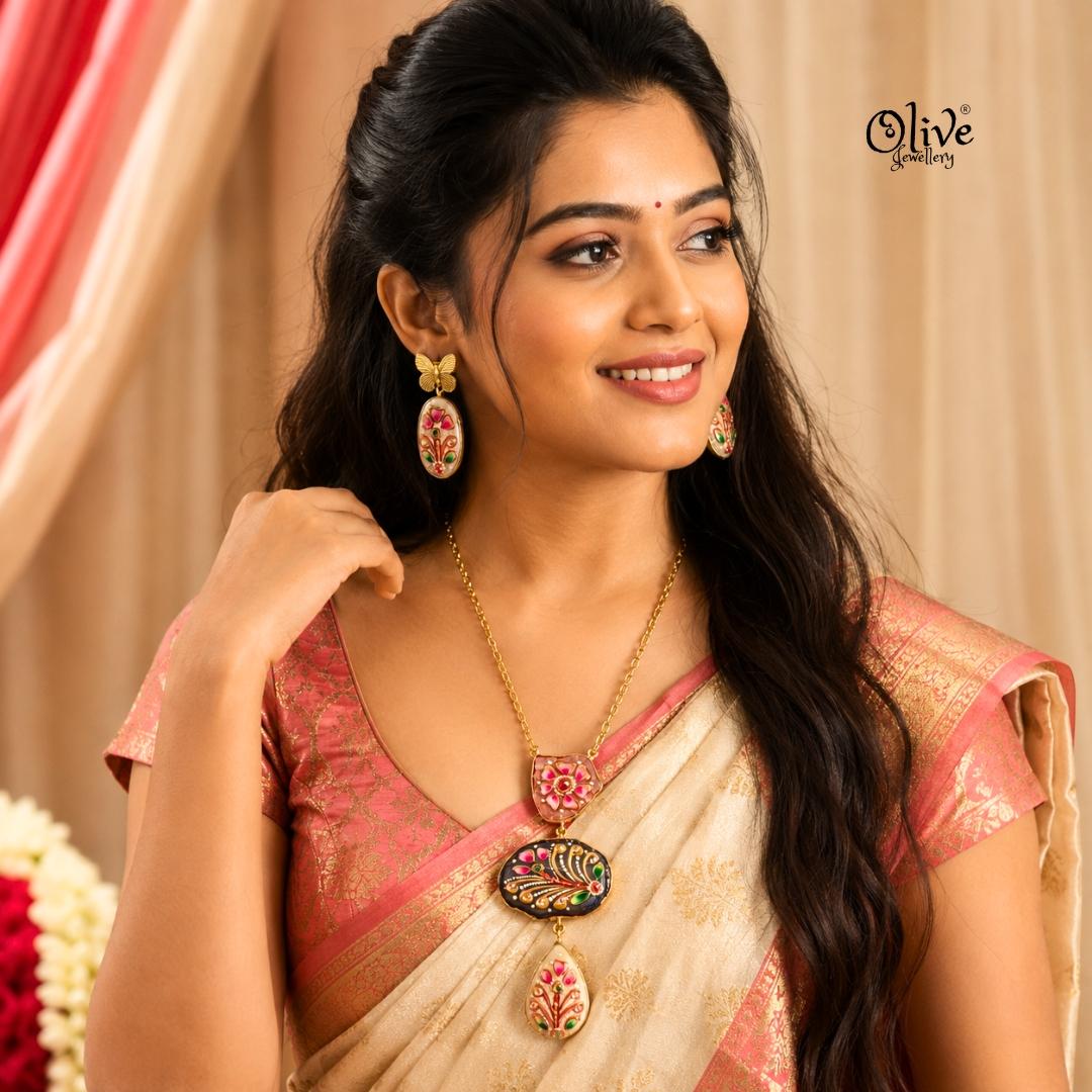 Tanjore Three Step Pendant Set -1181