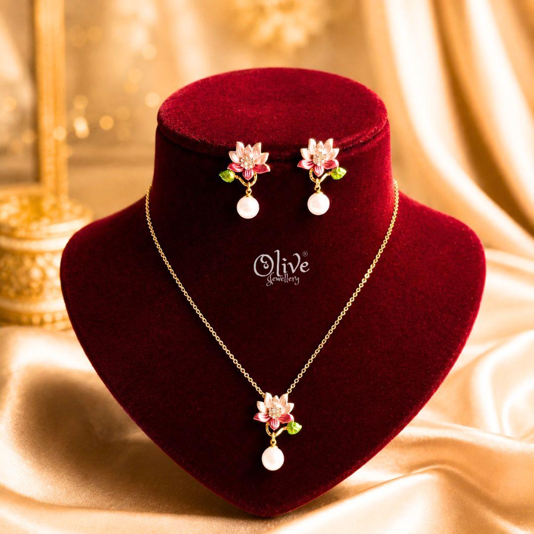 Scarlet Lotus Pearl Necklace Set