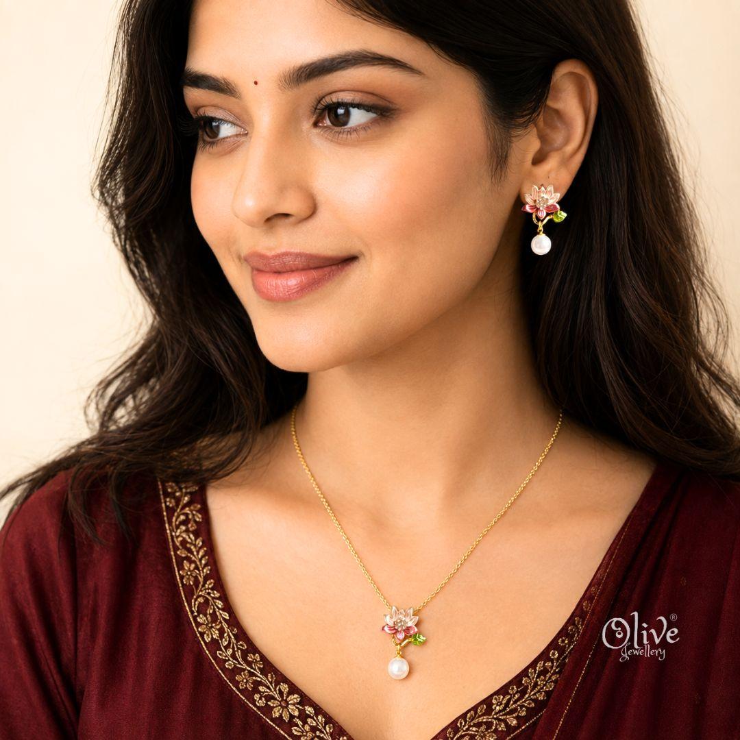 Scarlet Lotus Pearl Necklace Set